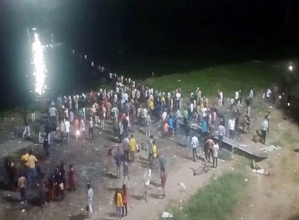 India News | Gujarat Morbi Bridge Collapse: Marine Commandos, Seamen Rushed for Rescue Operation