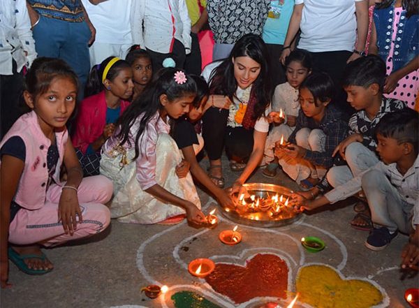 Business News | British-Indian Model and Actress Deana Uppal Celebrated the Diwali Festival with 200 Underprivileged Children in Rajasthan's Jahora Village