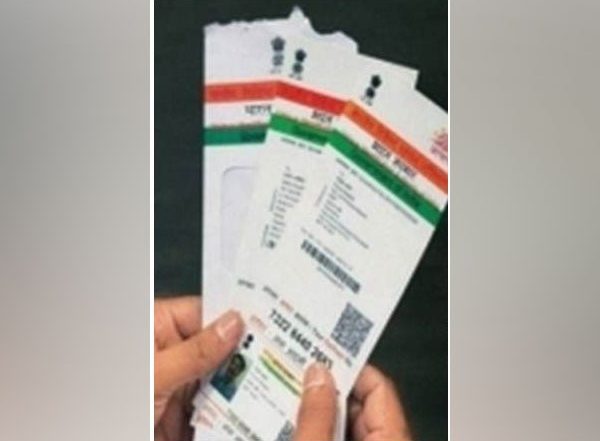 India News | SC Notice to Centre on Plea Challenging Centre's Decision to Link Aadhaar with Voter ID Card