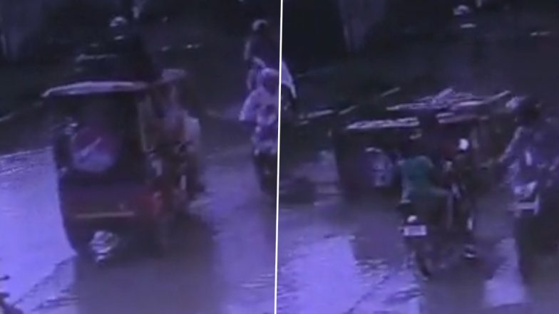 Video: Autorickshaw With Passengers Overturns and Falls on Potholed-Filled Road in UP's Varanasi