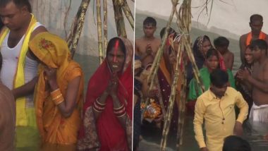 Chhath Puja 2022: Devotees Offer Prayers at ITO Ghat in Delhi To Mark Chhath Mahaparv (See Pics)