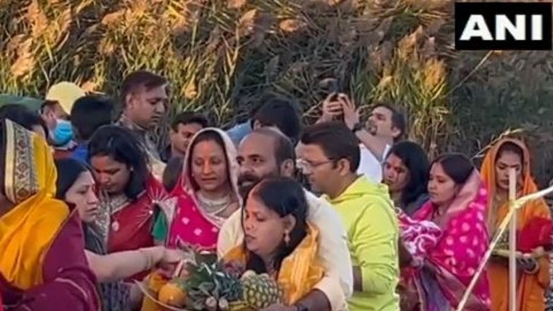 Chhath Puja 2022: Devotees From Several Locations Across US Offer 'Arag' to God Sun (Watch Video)