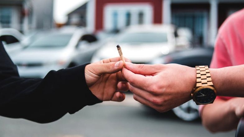 Uttar Pradesh Shocker: Man Pushes Friend to Death in 30-Feet-Deep Ditch From Fort in Agra for Not Sharing Cigarette; Arrested