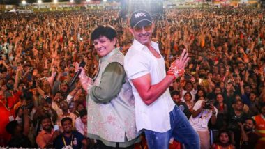 Hrithik Roshan Celebrates Navratri 2022 with Falguni Pathak! Watch Vikram Vedha Actor Enjoying Garba with the Dandiya Queen (Pics & Videos)