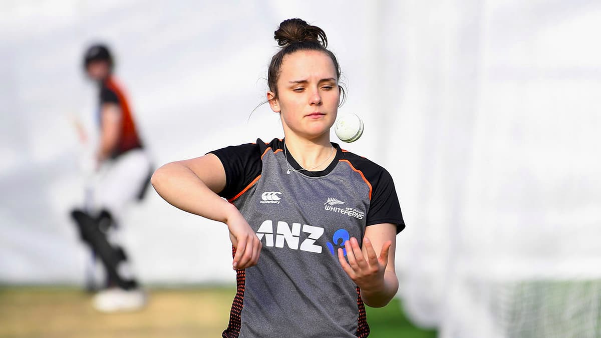 Amelia Kerr, New Zealand Cricketer, Says 'Mankading' is in The Laws of the  Game, But She Won't Do It | LatestLY