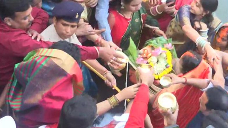 Chhath Puja 2022: Jharkhand CM Hemant Soren Participates in Mahaparv Celebrations at Hatania Talab in Ranchi (See Pics)