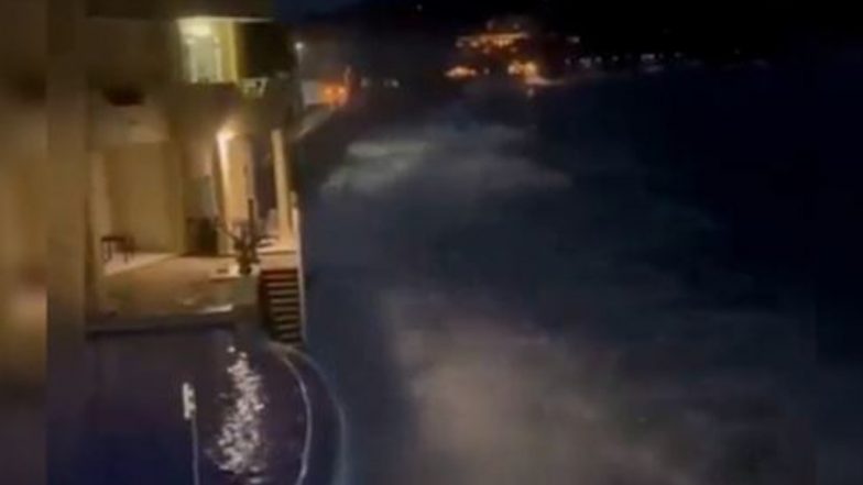 Hurricane Roslyn Makes Landfall in Mexico's Pacific Coast, Avoids Resorts (Watch Video)