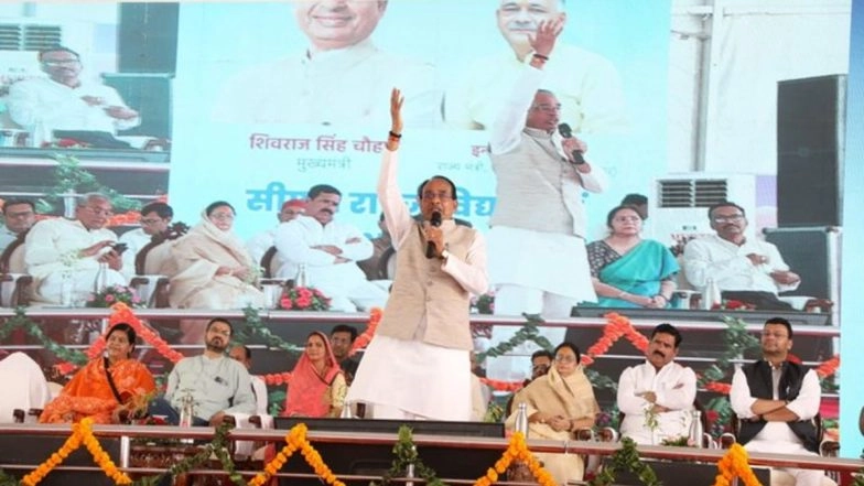 Madhya Pradesh CM Shivraj Singh Chouhan Lays Foundation Stone of 69 CM Rise Schools in Indore; Raises Slogan 'Padhenge Likhenge Ashman Ko Chhoo Lenge'