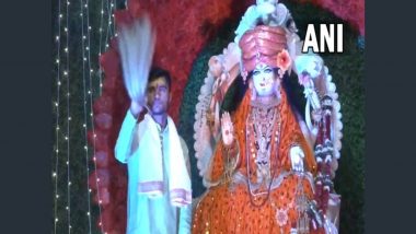 Lakshmi Puja 2022: Devotees Participate in 'Maha Aarti' of Goddess Laxmi at Karunadham Ashram in Bhopal on Occasion of Diwali (Watch Video)