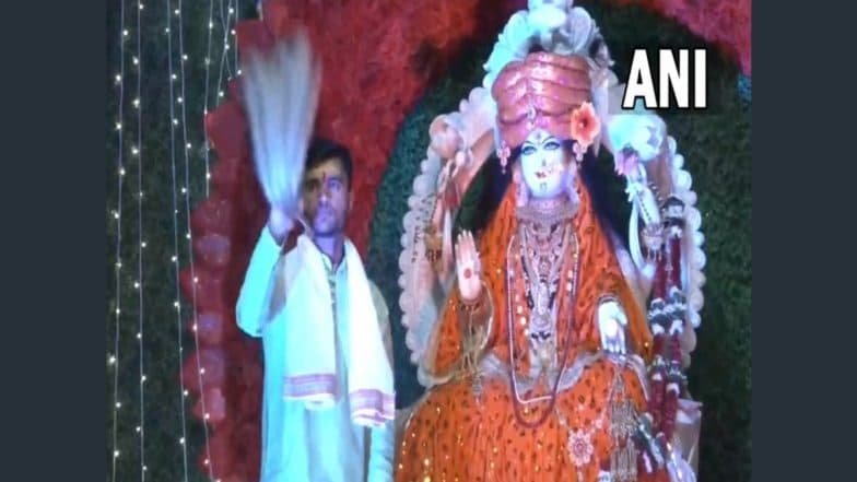 Lakshmi Puja 2022: Devotees Participate in ‘Maha Aarti’ of Goddess Laxmi at Karunadham Ashram in Bhopal on Occasion of Diwali (Watch Video) | LatestLY