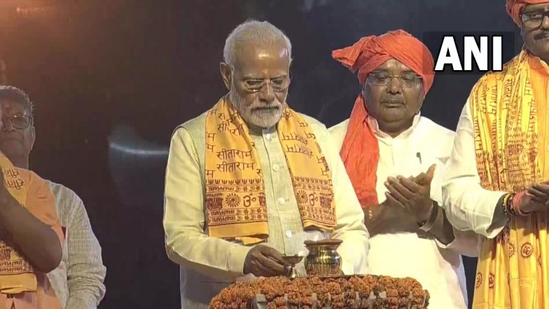 Video: PM Narendra Modi Lights Up Diya to Kickstart 6th Deepotsav in Ayodhya On Eve of Diwali