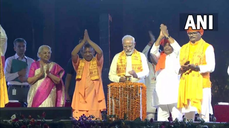 Diwali 2022 Celebrations Video: PM Narendra Modi and UP CM Yogi Adityanath Watch Crackers Light Up Skies in Ayodhya