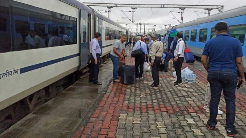 Vande Bharat Express Train, Enroute Varanasi From Delhi, Suffers ‘Jammed Wheel’, Passengers Shifted to Shatabdi Express (Watch Video)