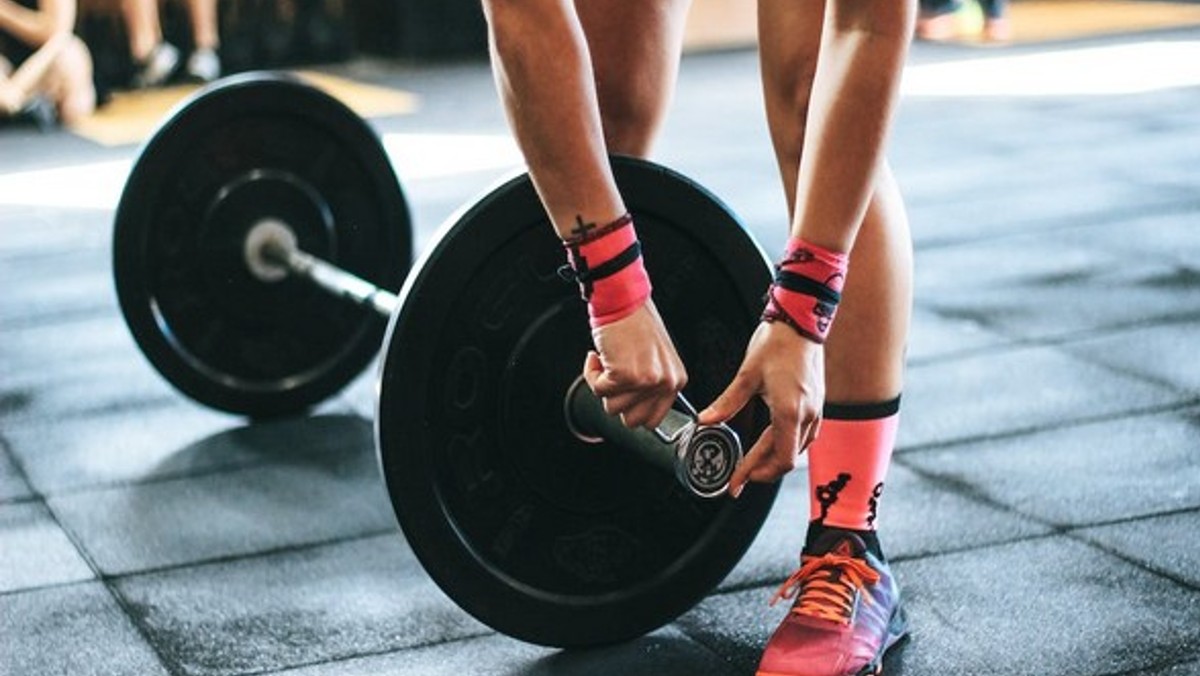 Lifting weights regularly could cut risk of dying early, study