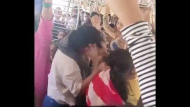 Video: Women Engage in Ugly Fight in Mumbai Local Train, Pull Each Other's Hair