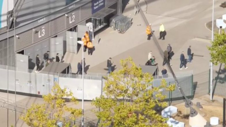 Manchester United Fans Exit Etihad Stadium Before Half-Time Of Derby Against Manchester City in Premier League (Watch Video)