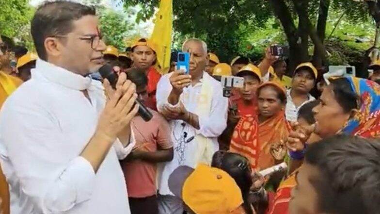 Prashant Kishor Takes Jibe at Bihar Deputy CM Tejashwi Yadav While Talking to Crowd, Says 슬롯사이트Lalu슬롯사이트s Son Became CM Despite Being 9th Pass, Your Son Cannot Become Chaprasi슬롯사이트