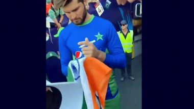 Shaheen Shah Afridi Signs Indian Flag for a Fan at T20 World Cup 2022 (See Pic)