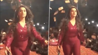 Viral Video: Bhojpuri Actress Akshara Singh Angrily Walks Off Stage After Man Throws Money on Her During Performance - Watch!