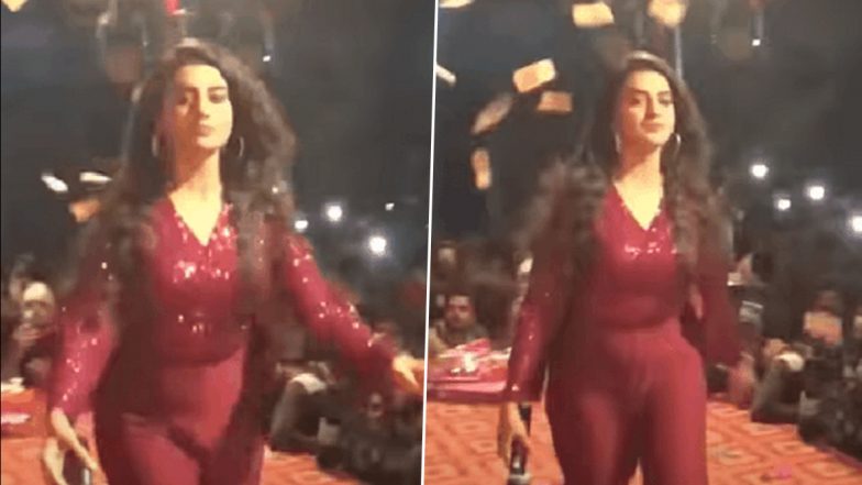 784px x 441px - Viral Video: Bhojpuri Actress Akshara Singh Angrily Walks Off Stage After  Man Throws Money on Her During Performance - Watch! | ðŸŽ¥ LatestLY
