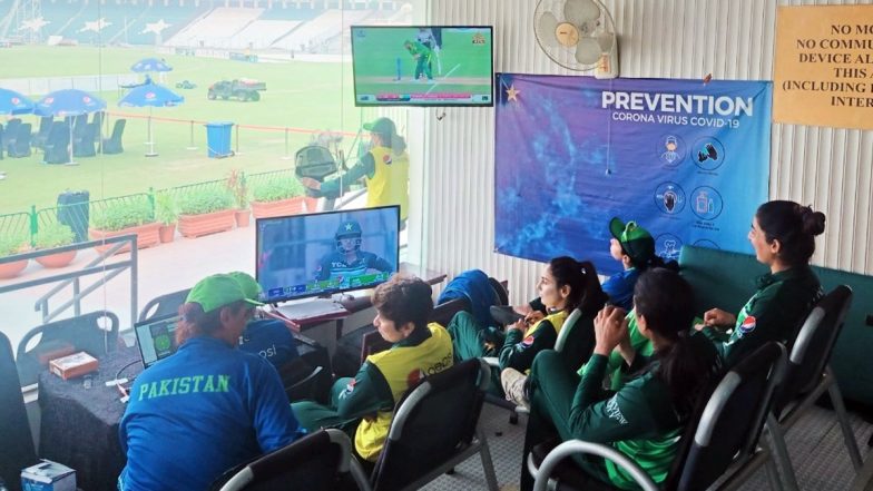 Pakistan Women’s Cricket Team Players Watch Men’s Team in Action Against New Zealand at T20 WC 2022 Semifinal During PAK W vs IRE W Match (See Pic)