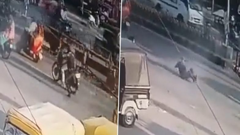 Rajasthan Shocker: Traffic Cop Falls on Road While Trying To Catch Biker Who Stole Challan Machine in Jodhpur (Watch Video)