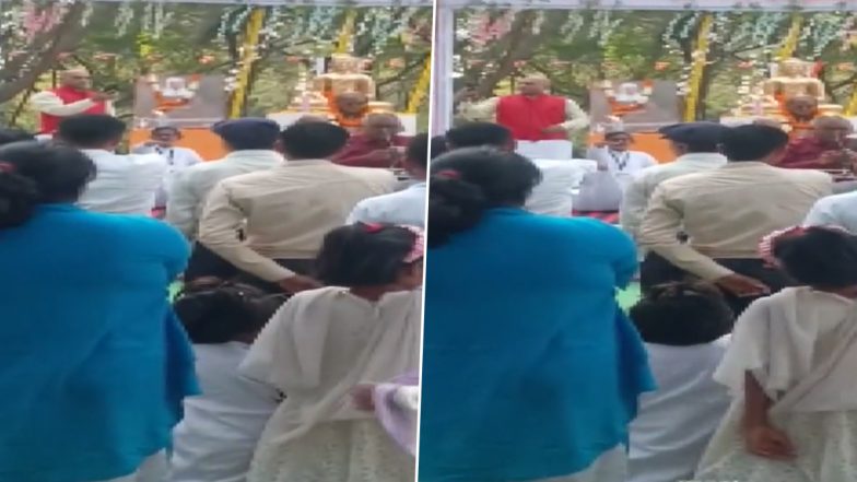 Chhattisgarh: People Take Oath Renouncing Their Faith in Hindu Gods, Congress Mayor Attends the Mass Conversion Event (Watch Viral Video)