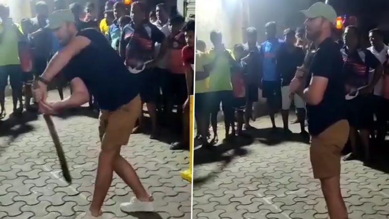 AB de Villiers Plays Street Cricket With Fans in Mahalaxmi, Mumbai (Watch Video)