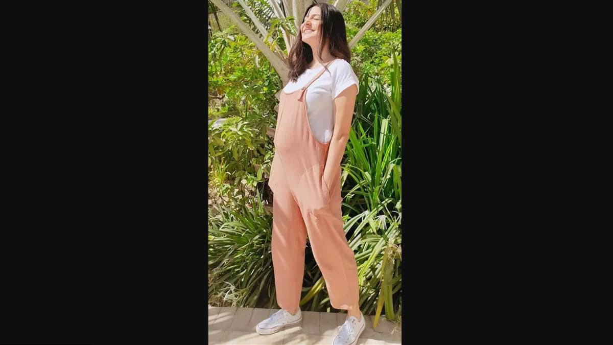 Kriti Sanon steps out in monsoon in black dungaree, white top and sneakers  paired with Saint Laurent bag worth Rs. 88,000 88000 : Bollywood News -  Bollywood Hungama