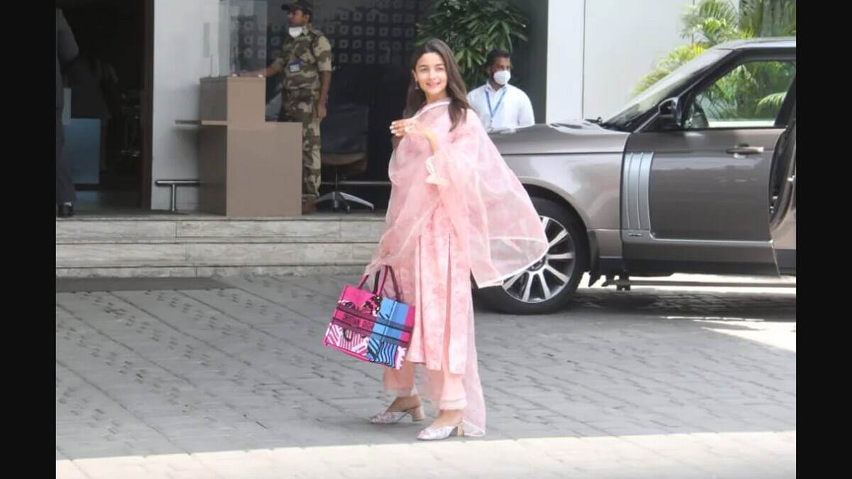 Kiara Advani flaunts her expensive Dior book tote bag at the