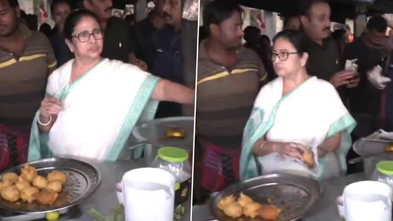 Mamata Banerjee Serves Pakoda at Local Tea Stall! Watch Viral Video of West Bengal CM Handing Out Snacks to People in Jhargram