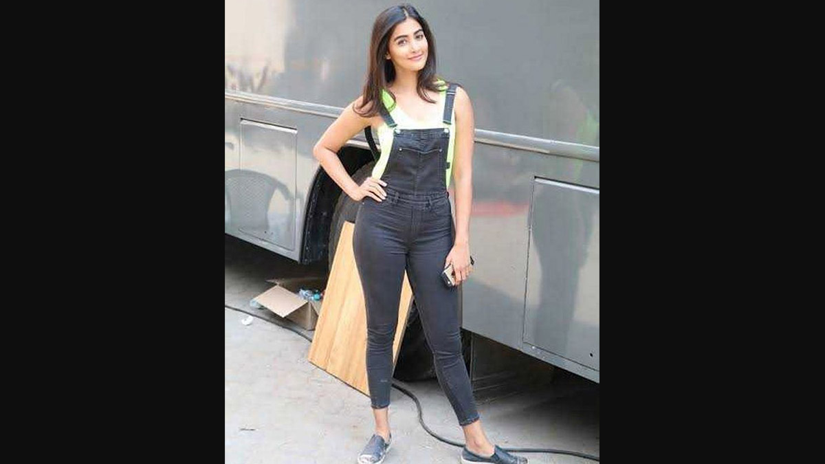 Kriti Sanon steps out in monsoon in black dungaree, white top and sneakers  paired with Saint Laurent bag worth Rs. 88,000 88000 : Bollywood News -  Bollywood Hungama