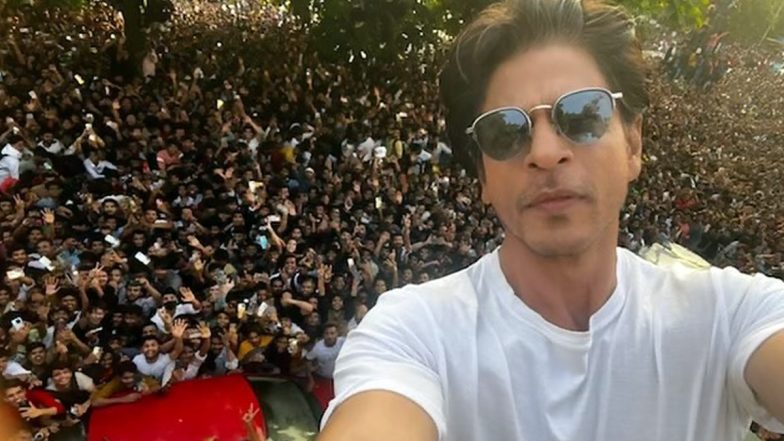 Shah Rukh Khan Reveals on #AskSRK Session on How He Feels To See Fans Gathered Outside Mannat on His Birthday