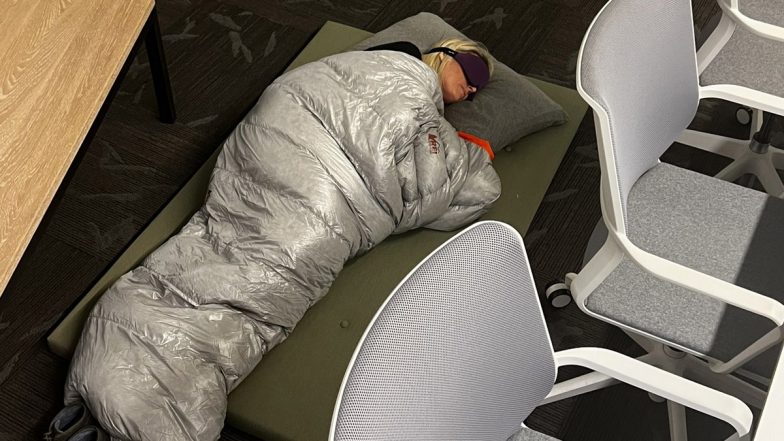 Twitter Employee Seen Sleeping on Office Floor, Viral Photo Draws Mixed Reactions About Work Culture After Elon Musk's Takeover