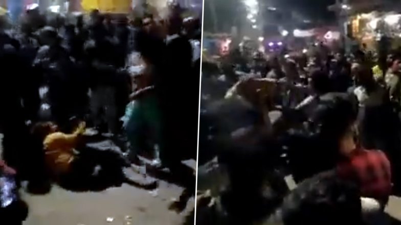 Eunuchs Get Into Ugly Fight, Create High-Voltage Drama in Middle of Road in UP's Barabanki (Watch Video)