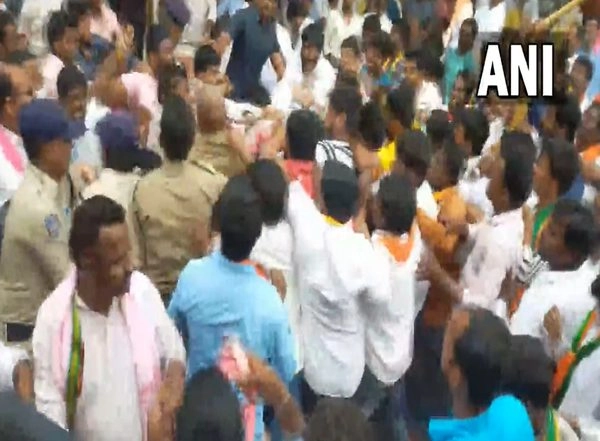 India News | Clash Between TRS, BJP Workers on Last Day of Munugode By-election Campaign