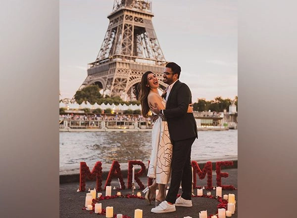 Entertainment News |  Hansika Motwani Gives a Glimpse of Her Dreamy Proposal at Eiffel Tower