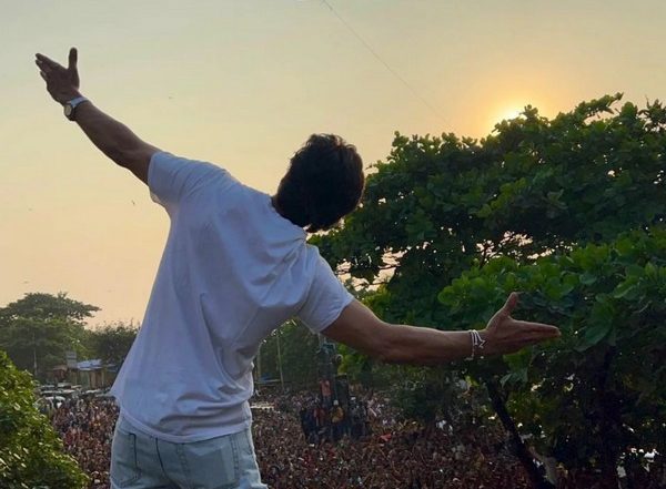 Entertainment News | Shah Rukh Khan Shares Birthday Selfie with Fans Outside Mannat, Expresses Gratitude