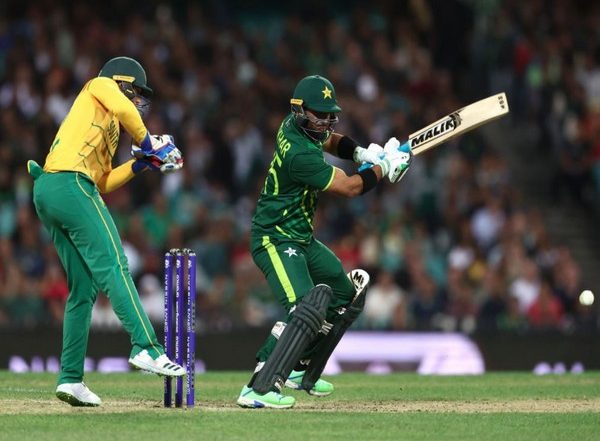 Sports News | T20 WC: Fifties from Shadab, Iftikhar Propel Pakistan to 185/9 Against SA