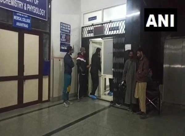 India News | J-K: Terrorists Fire Upon Migrant Labourers Working at Anantnag School