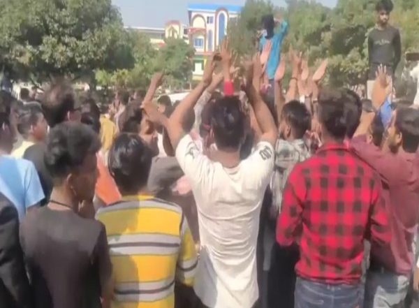India News | MP: Parents, Organisations Protest Outside School in Guna After Student Was Punished for Chanting 'Bharat Mata Ki Jai'