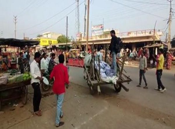 India News | MP: Activist Takes 8500 Pages of RTI Information on Bullock Cart Amid Beating of Drums in Shivpuri