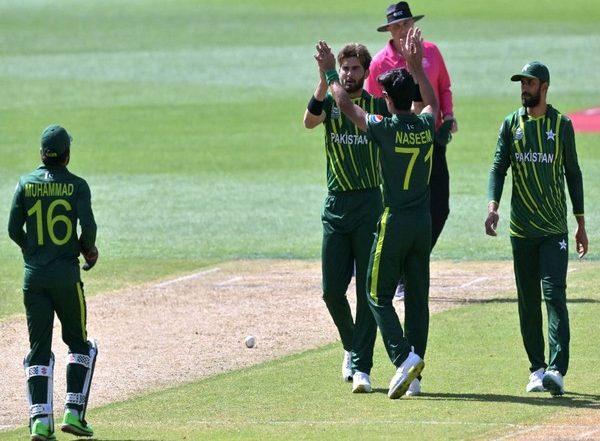Sports News | T20 WC: Shaheen Afridi's Four-fer Restricts Bangladesh to 127/8 in Crucial Super 12 Match