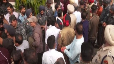 India News | People Pay Final Tributes to Shiv Sena (Taksali) Leader Sudhir Suri