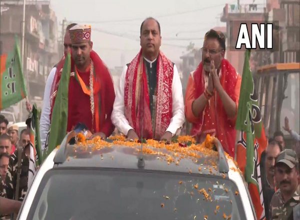 India News | Himachal Polls: CM Thakur Holds Roadshow in Mandi, Receives Grand Welcome