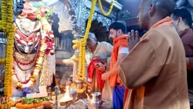 Dev Deepawali 2022: UP CM Yogi Adityanath Offers Prayers at Kalbhairav, Kashi Vishwanath Temples