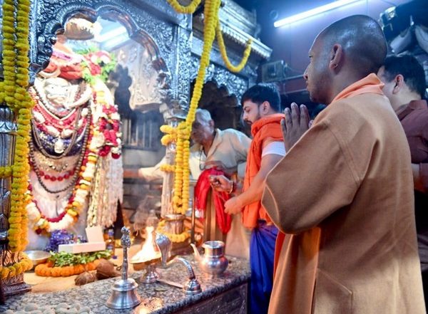 Dev Deepawali 2022: UP CM Yogi Adityanath Offers Prayers at Kalbhairav, Kashi Vishwanath Temples