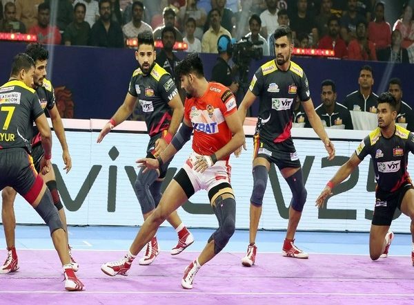 Sports News | PKL: Parteek Dhaiya Stars as Gujarat Giants Beat Bengaluru Bulls