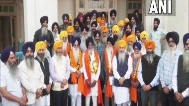 World News | Indian Consular Team Facilitating Safety, Security of Sikh Jatha Visiting Pakistan for Gurupurab
