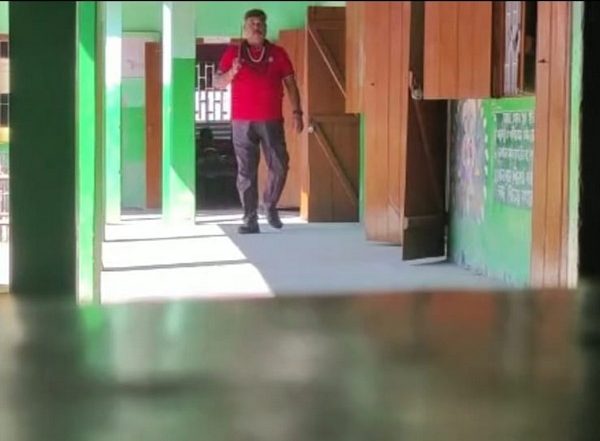 Assam: Primary School Headmaster Removed From Post for Coming to School With Machete in Cachar (Watch Video)